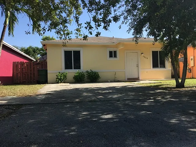1615 SW 3rd Ct — Photo 3