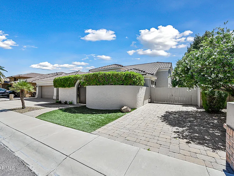 6057 E Campo Bello Dr — Photo 2