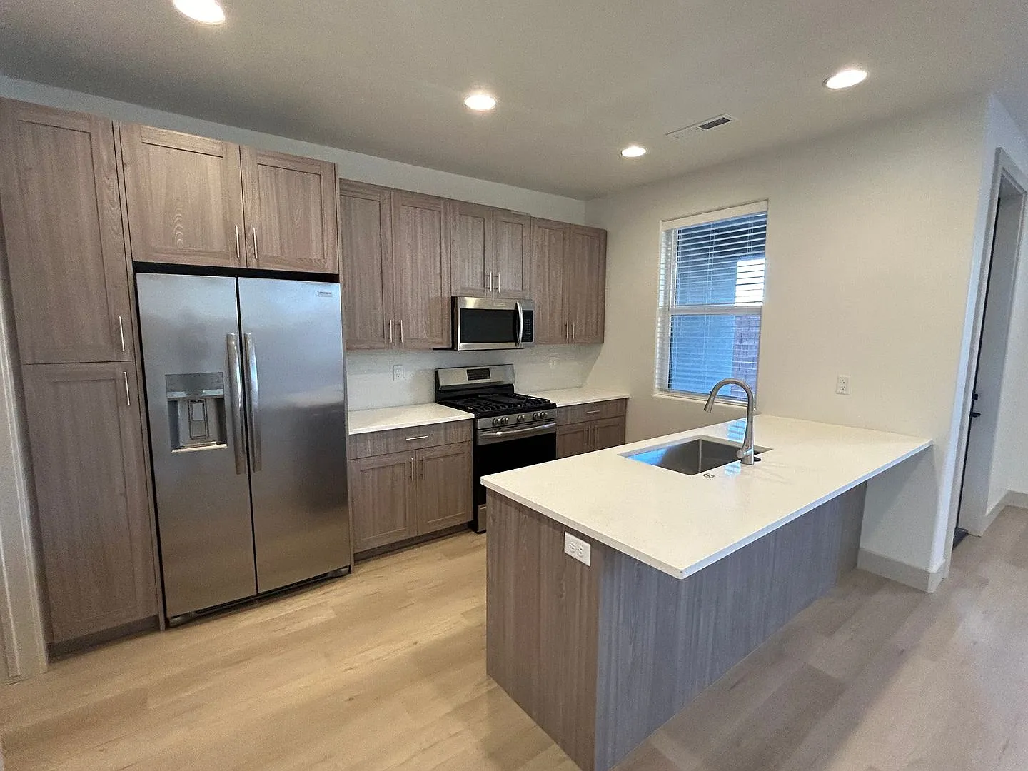 3 Bed, 2.5 Bath, 2 Car Garage For Rent! — Photo 2