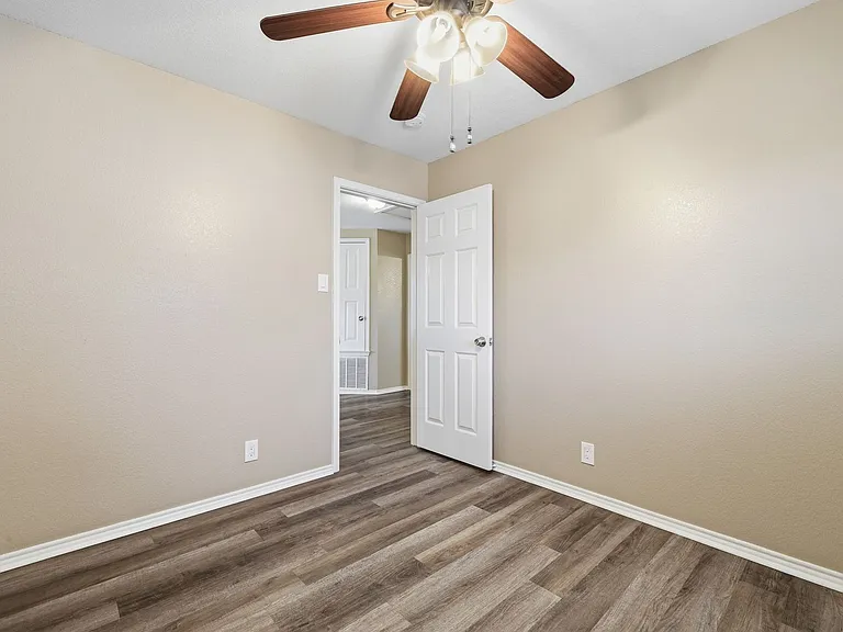 151 McLennan Oak — Photo 25