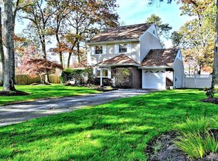 11 Sweetbriar Ct, Ronkonkoma, NY 11779