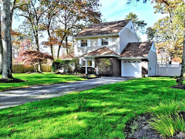 11 Sweetbriar Court, Ronkonkoma, NY 11779