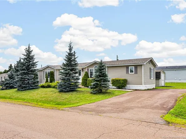 9 Blue Ash St, Moncton, NB E1H 3R1