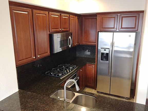 Kitchen with stainless steel appliances, gas stove (2nd floor)