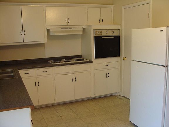 kitchen, has new flooring not in picture