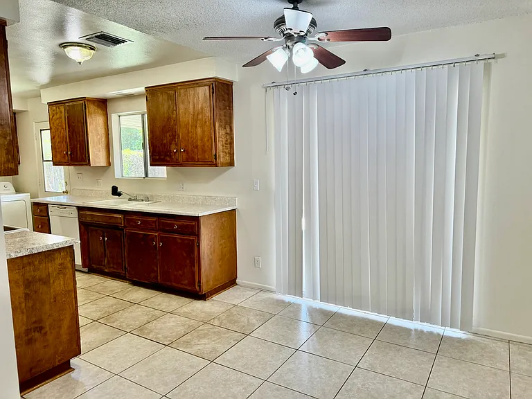 26071 Camphorwood Ave — Photo 7