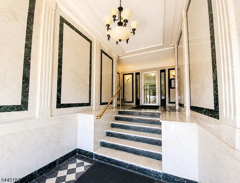 1 bed, 1.0 bath, $2,500 — Photo 2