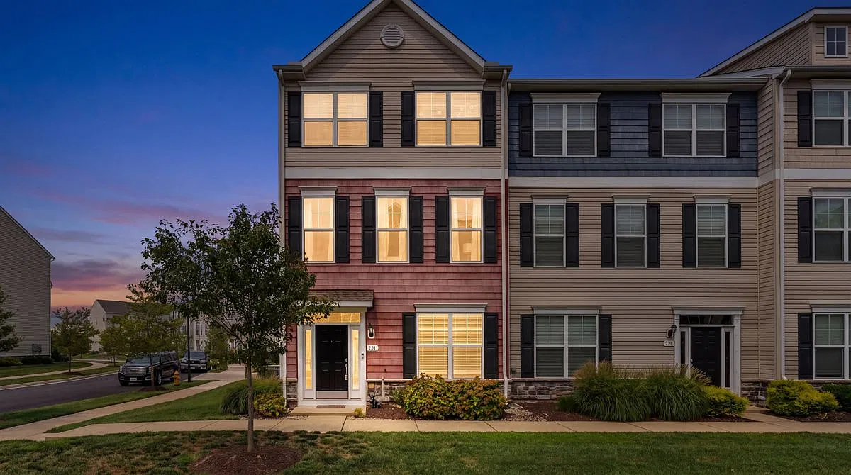 4 bed, 2.5 bath, 1880 sqft, $2,800 — Photo 1