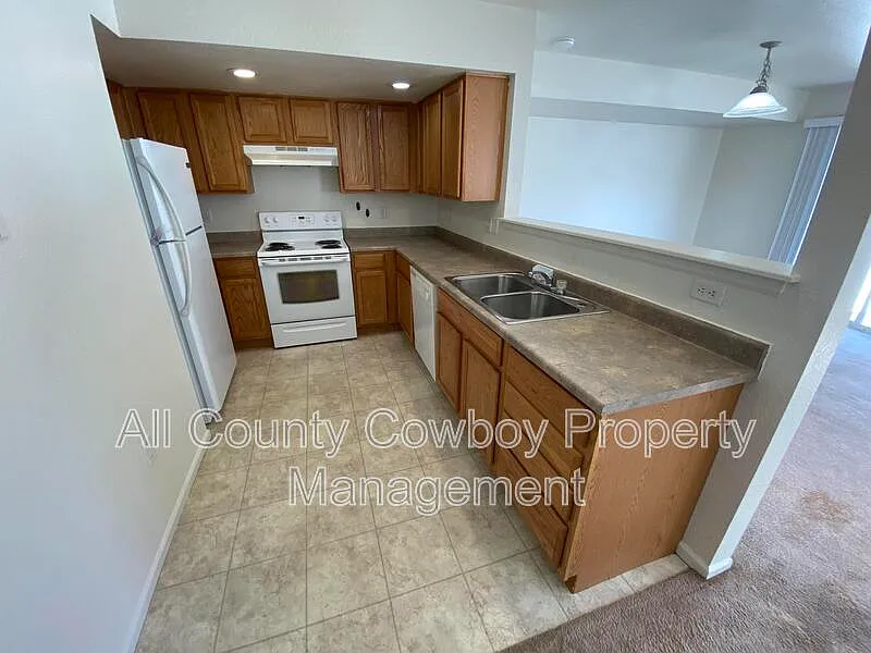 3 bed, 2.5 bath, 1859 sqft, $1,850 — Photo 3