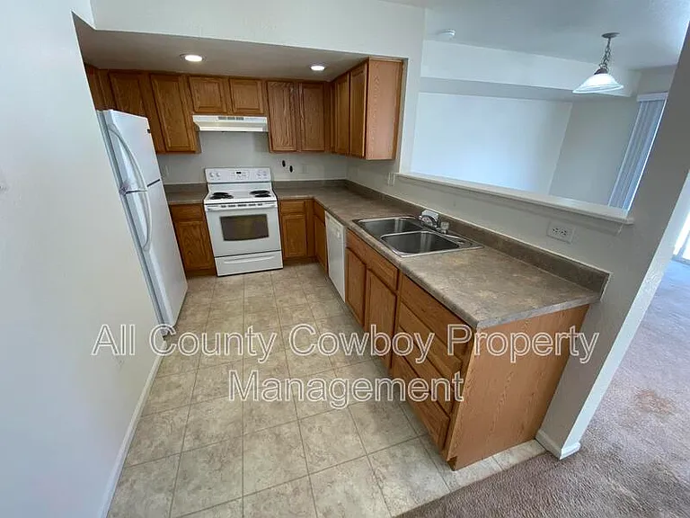 710 W 2nd St — Photo 2
