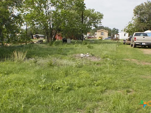812 NE 4th St, Waelder, TX 78959