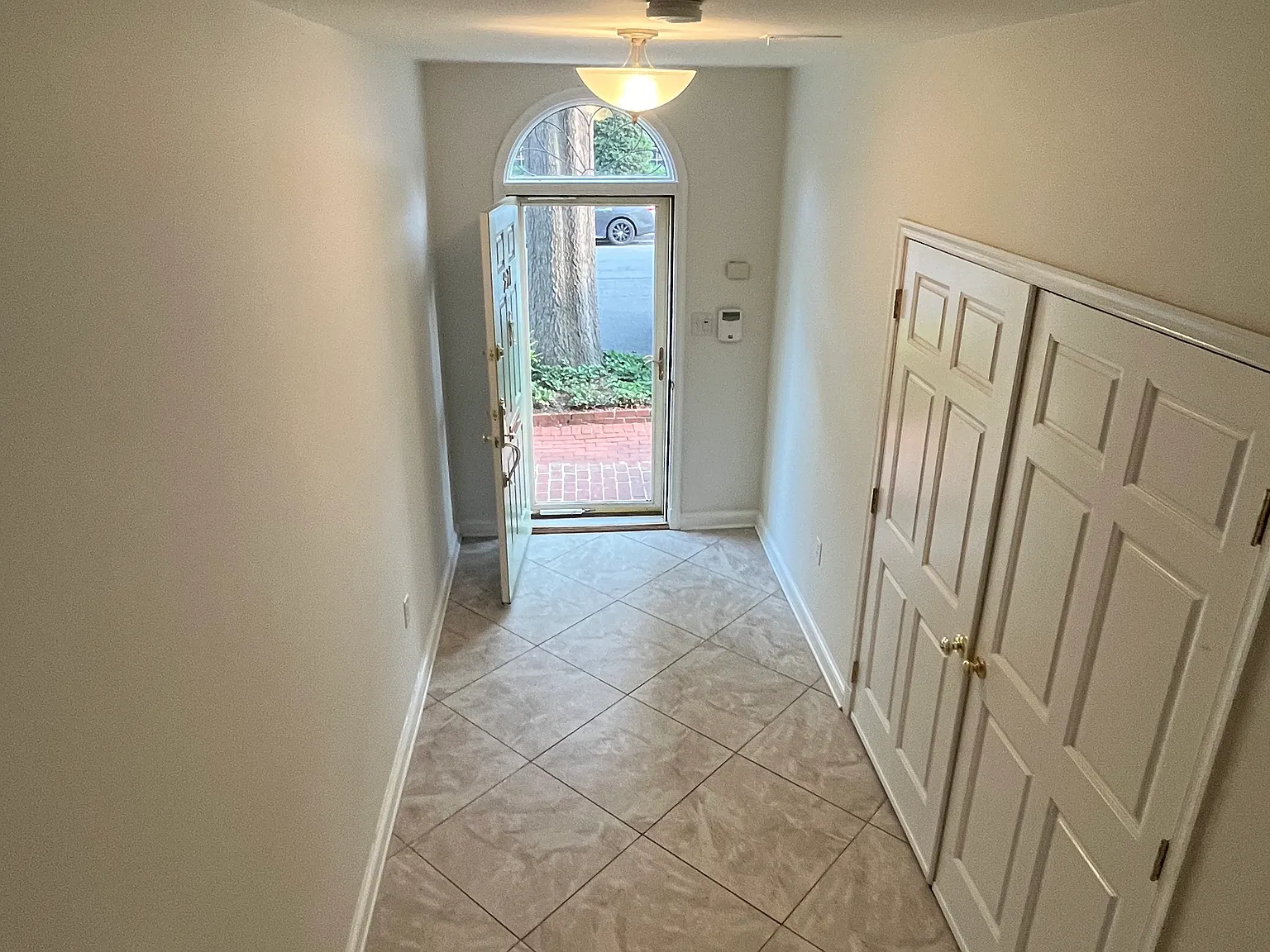 3 bed, 3.5 bath, 2000 sqft, $5,750 — Photo 4