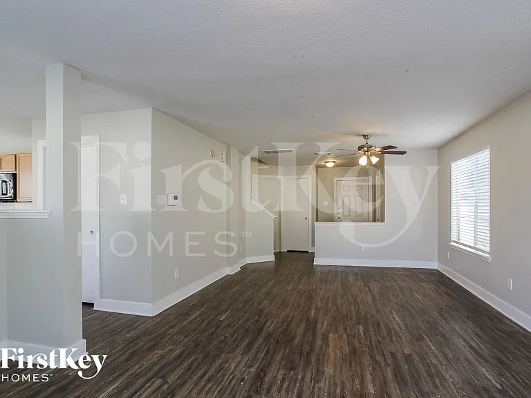 19214 Spruce Bough Ln — Photo 2