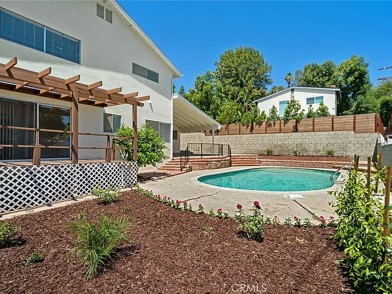 21816 Providencia St — Photo 33
