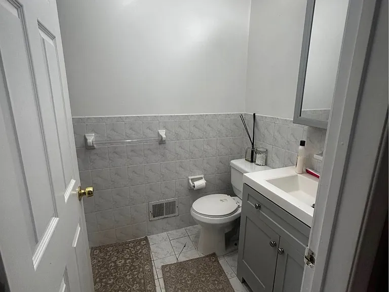 1031 E Grand St #1 — Photo 8