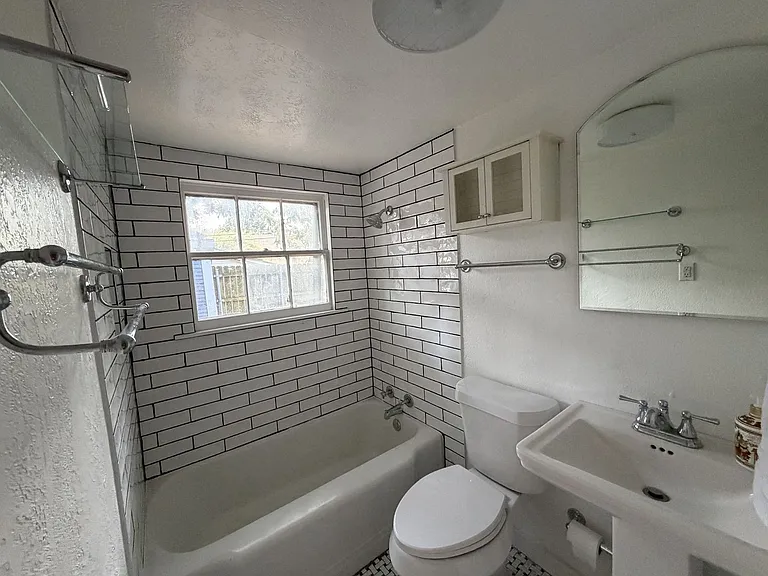415 W Franklin St — Photo 10