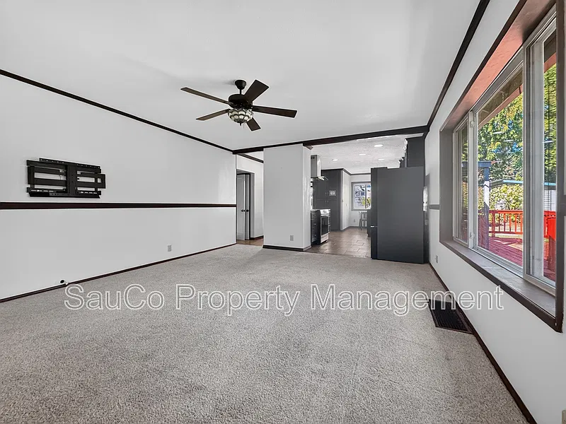 4 bed, 2.0 bath, 2859 sqft, $3,595 — Photo 4
