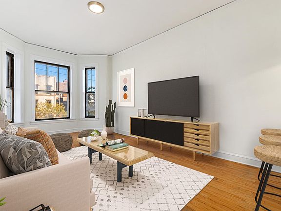4th image of 916 N Ashland Ave APT 2F