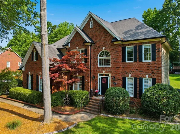 6821 Hollow Oak Dr, Mint Hill, NC 28227