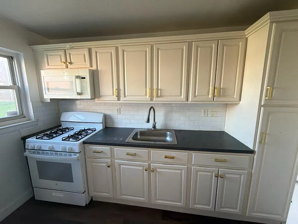 2 bed, 700 sqft, $2,200 — Photo 3