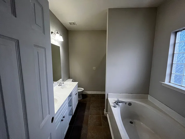 2208 Adkins Cir — Photo 22