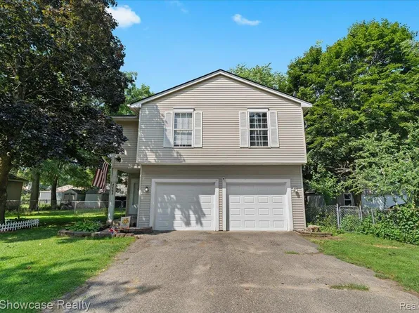 4665 Lakeborn Dr, White Lake, MI 48383