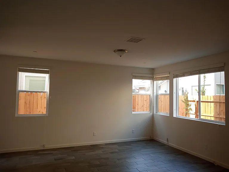 1945 Kelly Ln — Photo 2