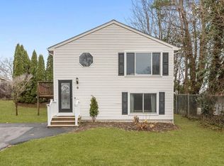 6 Tennyson Rd, Warwick, RI 02888