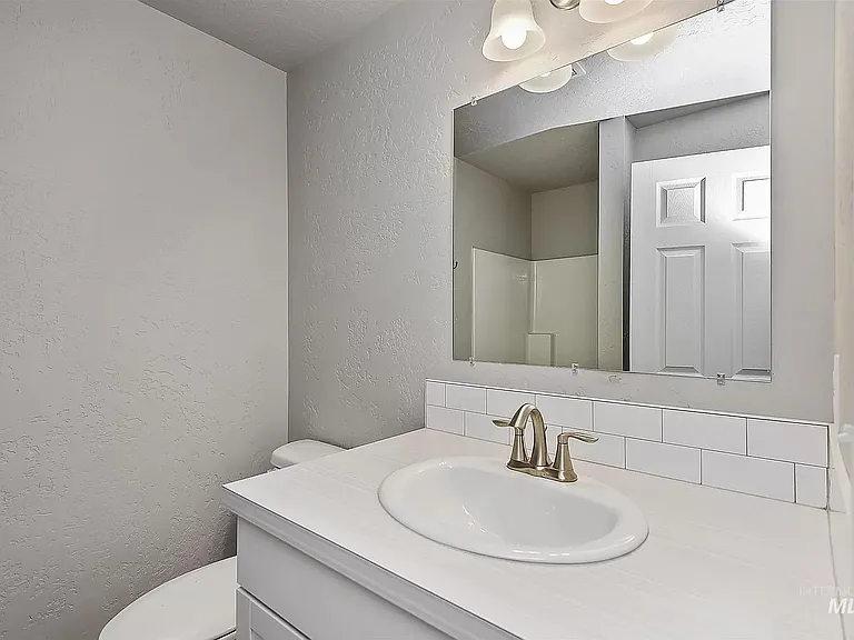 230 W Camellia Ave — Photo 4