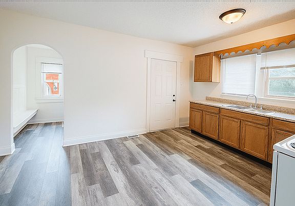 3rd image of 2033 W Grand Ave