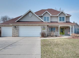 8421 Shadow Creek Dr, Maple Grove, MN 55311