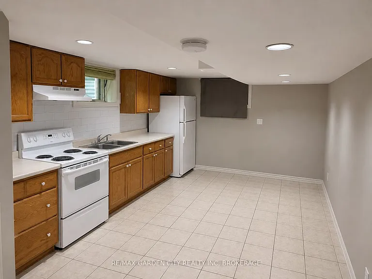 139 South Dr — Photo 7