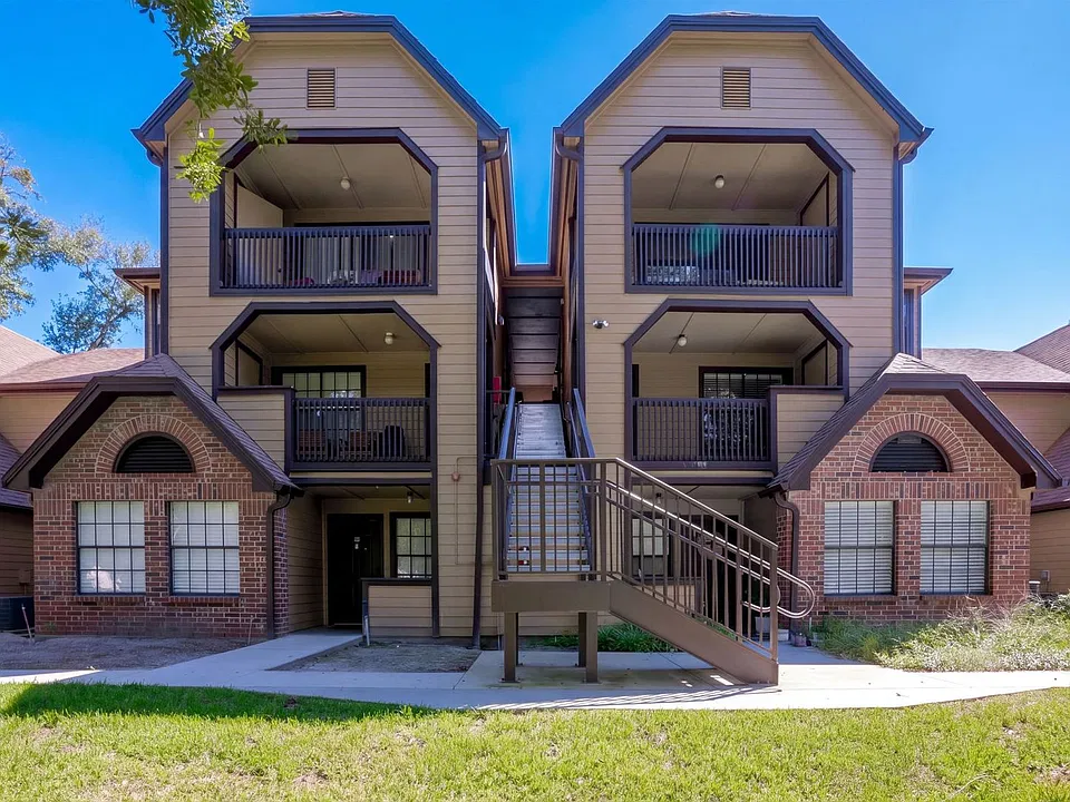 385 Woodside Dr #203