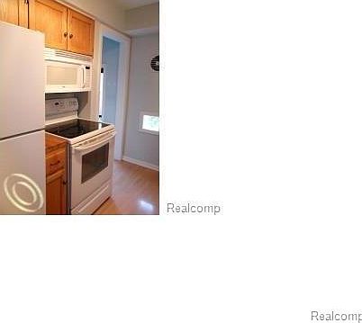 5th image of 22950 Warner St
