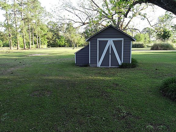 Additional shop & well area