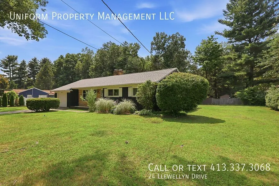 Charming 3-Bedroom Ranch Near Westfield State & Stanley Park — Photo 2