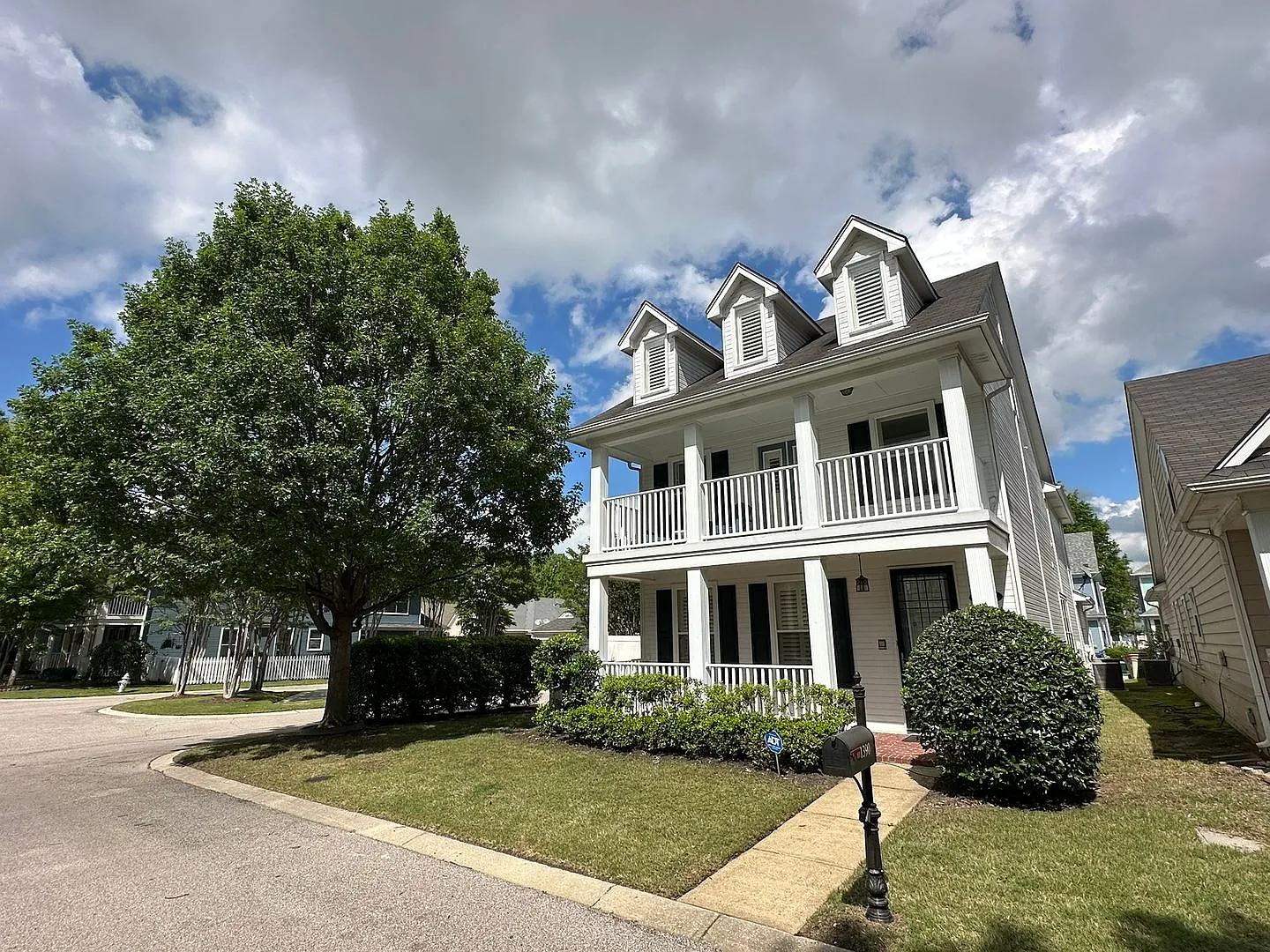 Large 3 bd 2.5 bath with all new paint! Fenced in yard and screened in porch!! — Photo 3
