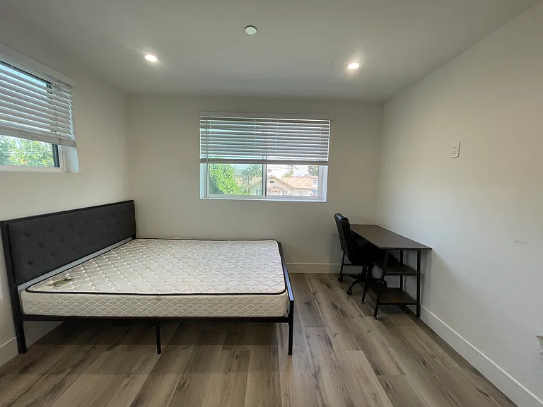 1532 W 37th St #6 — Photo 13