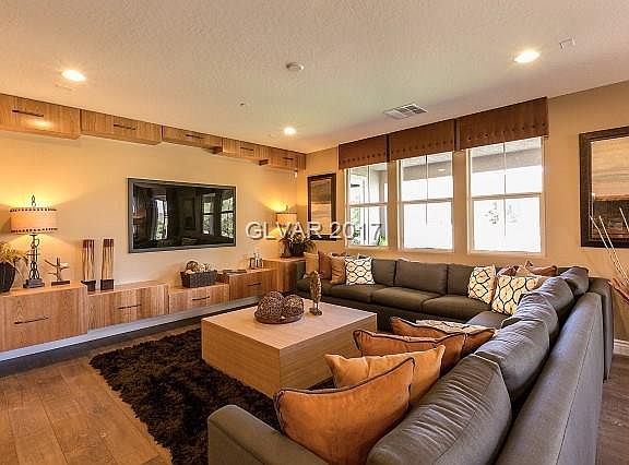3rd image of 717 Silver Pearl St
