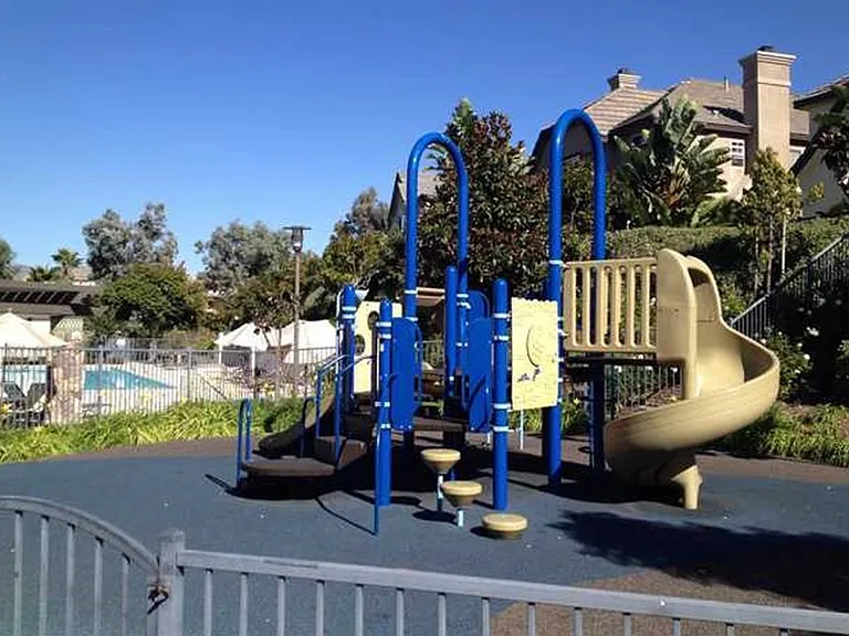 1433 Normandy Dr — Photo 2