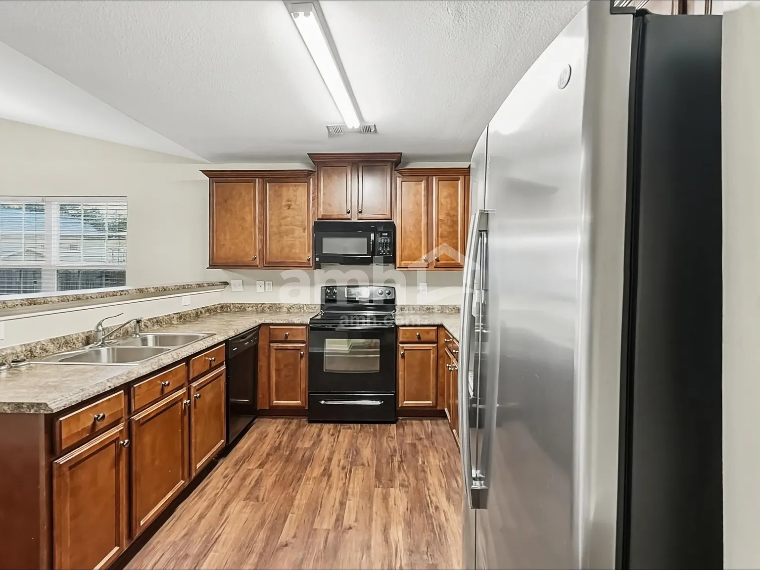 3 bed, 2.0 bath, 1561 sqft, $2,030 — Photo 3