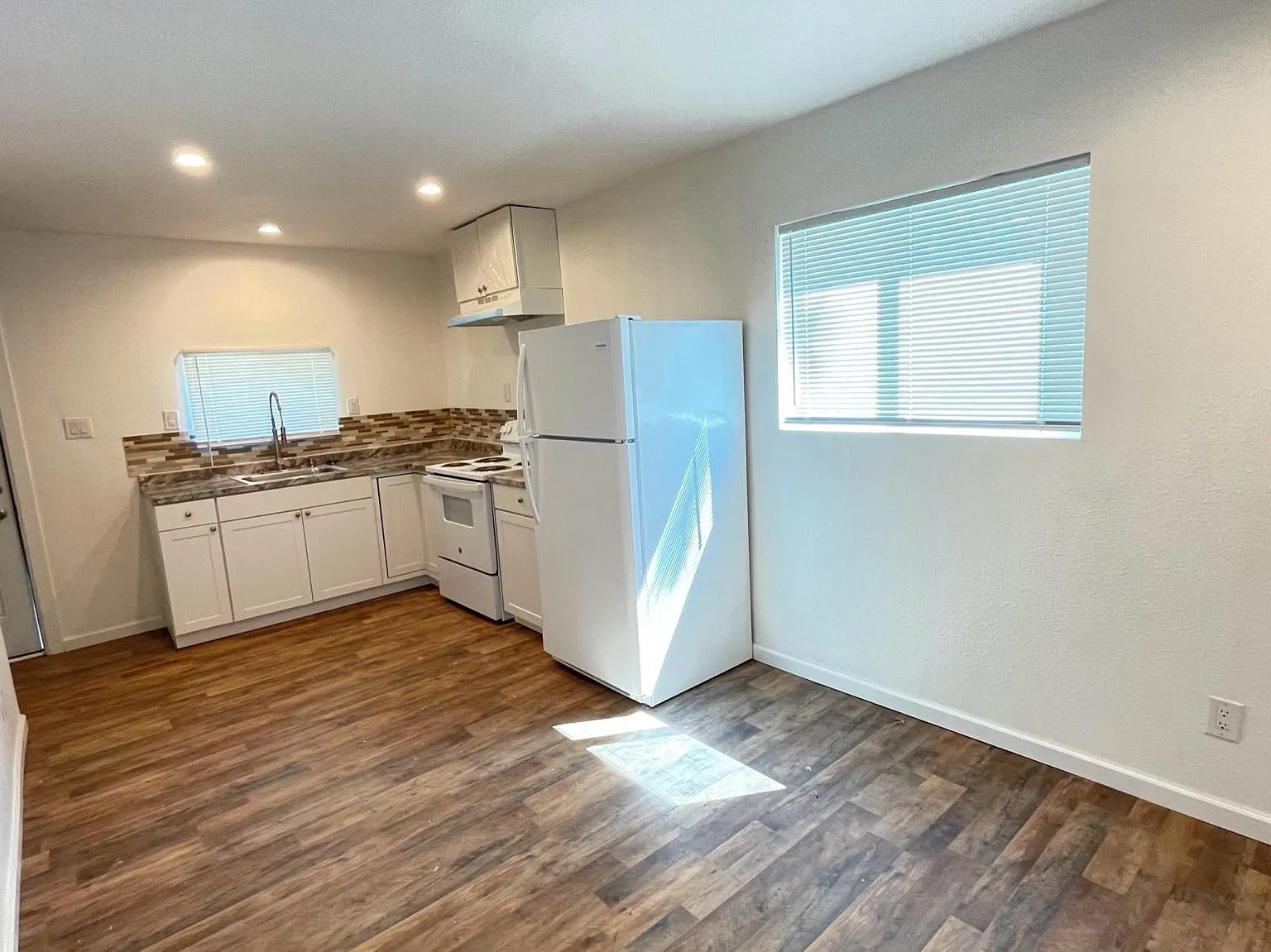 415 Perry St — Photo 2