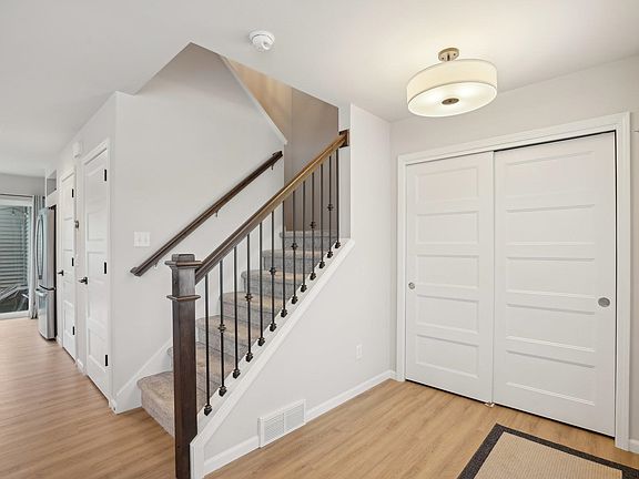 3rd image of 637 Hillcrest Dr