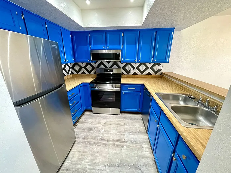 1800 Clubhouse Dr #157 — Photo 8