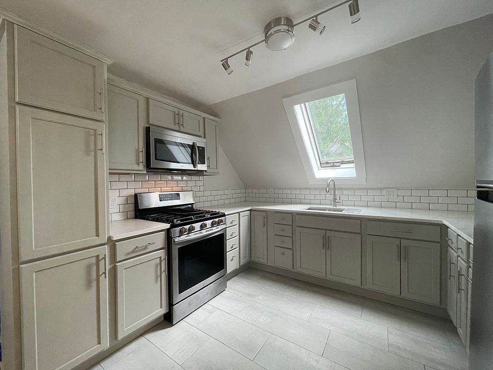 1st image of 121 Draper St Floor 3
