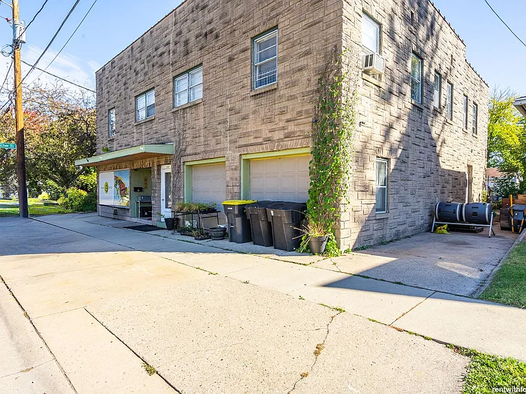 1218 S. Madison St — Photo 8