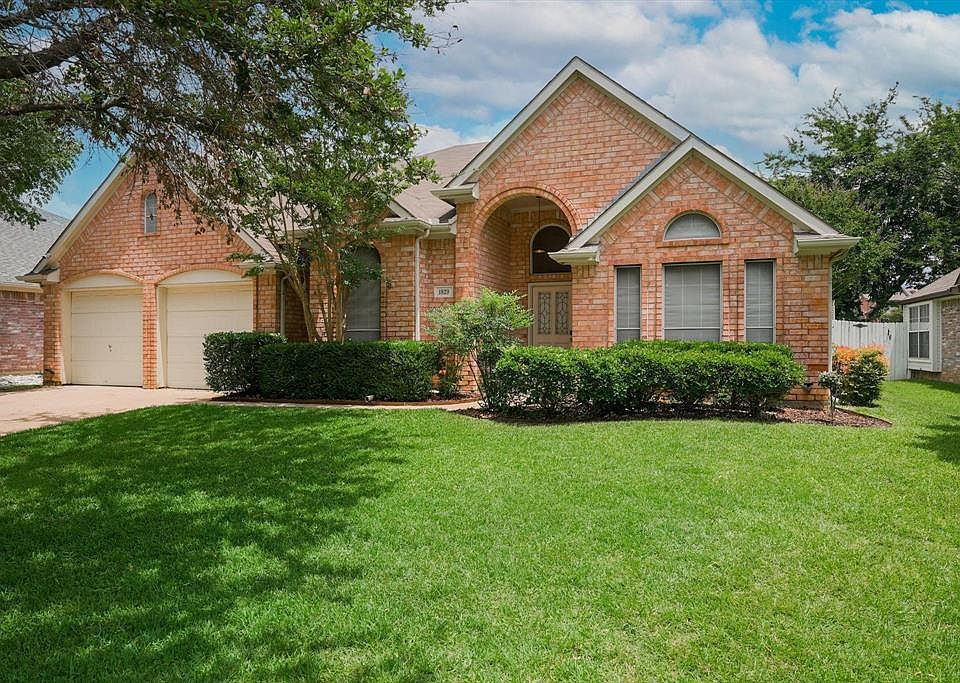 1st image of 1829 Parkwood Dr