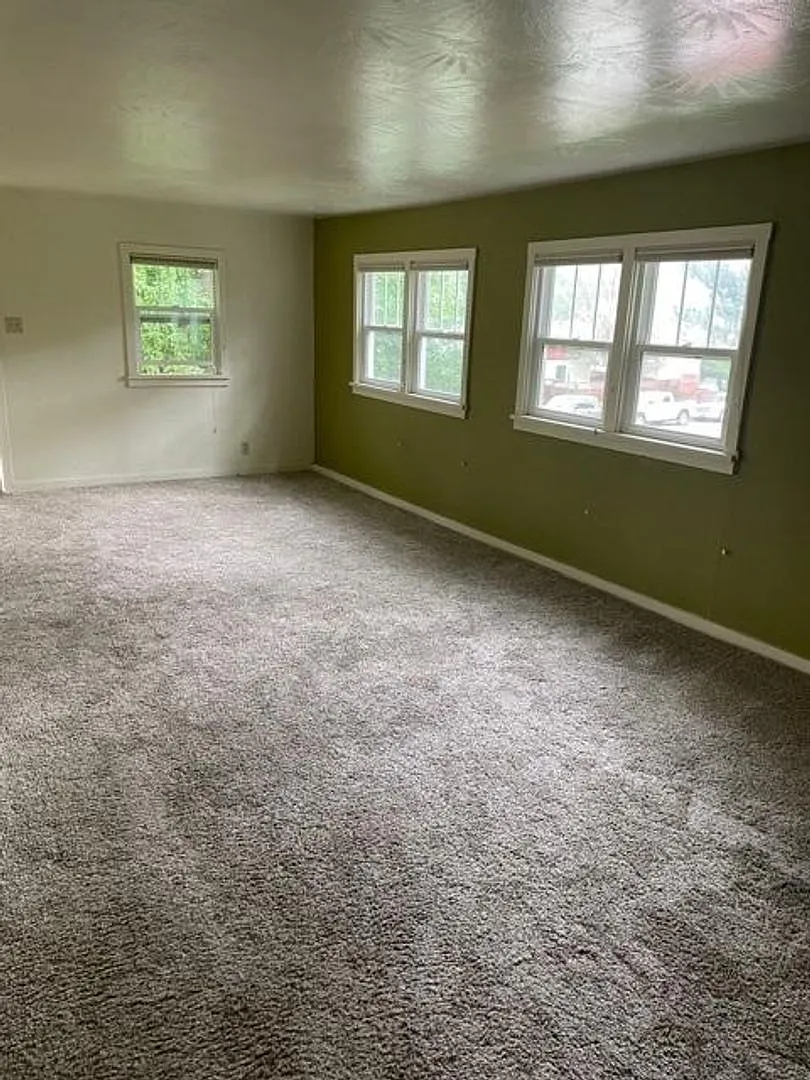 Three Bedrooms on West 2nd Ave — Photo 4