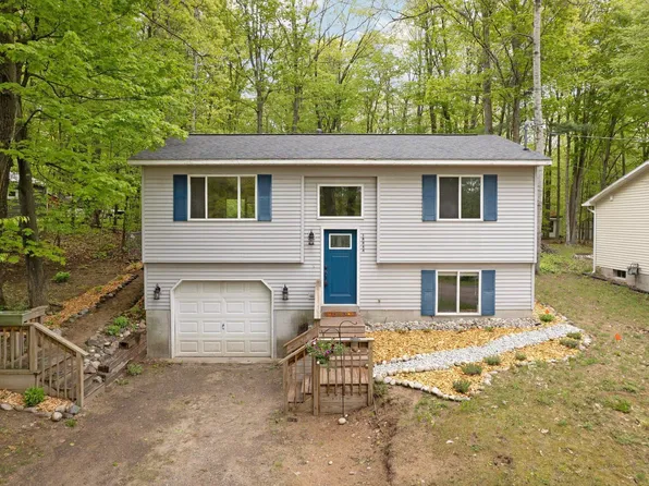 18864 Lakewood Cir, Lake Ann, MI 49650