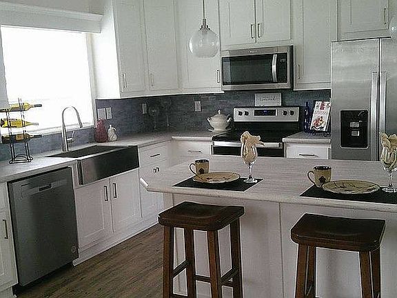 2nd image of 211 Raintree Cir
